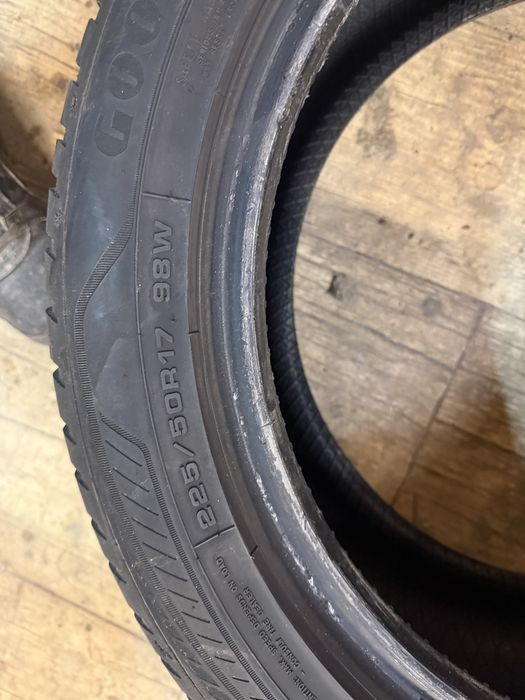 Sprzedam bardzo ładne opony całoroczne 225/50R17