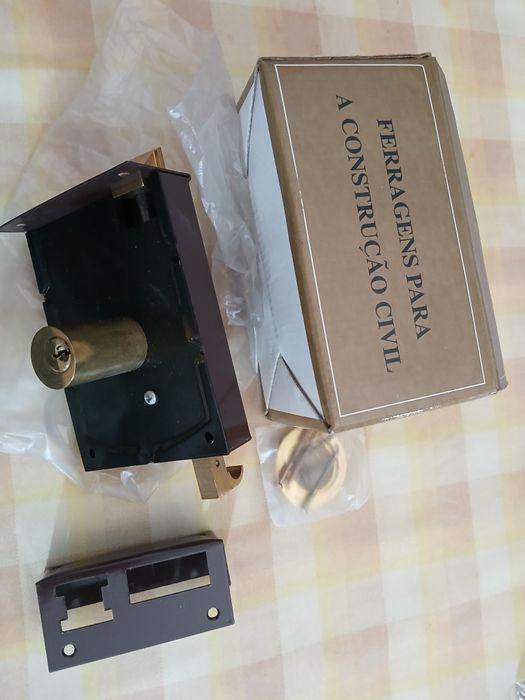 Ferragen para porta nova