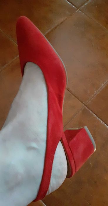 Sapatos camurça vermelhos presilha calcanhar 37