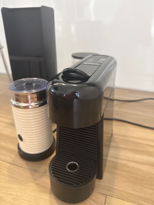 Máquina cafe nespresso, suporte cápsulas e aerocino