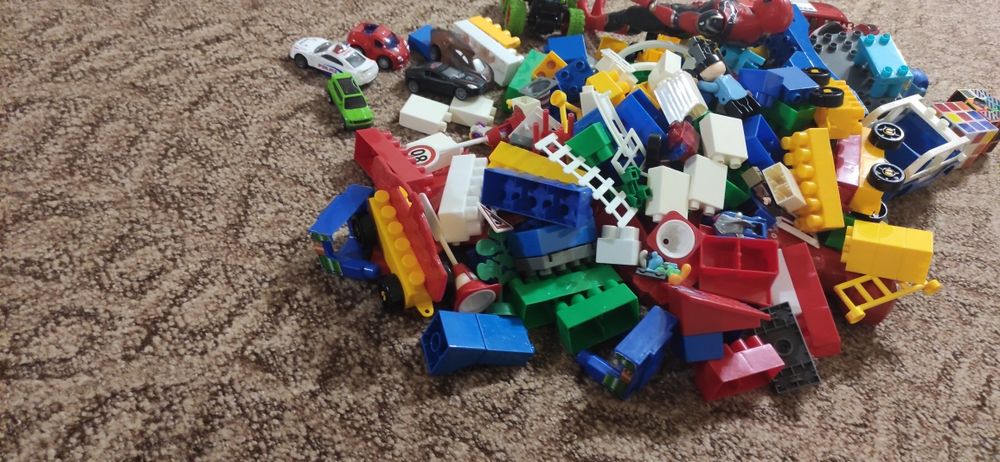 Детский конструктор и машинки для мальчика