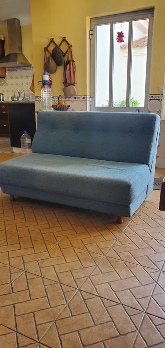 Sofá-cama azul em bom estado