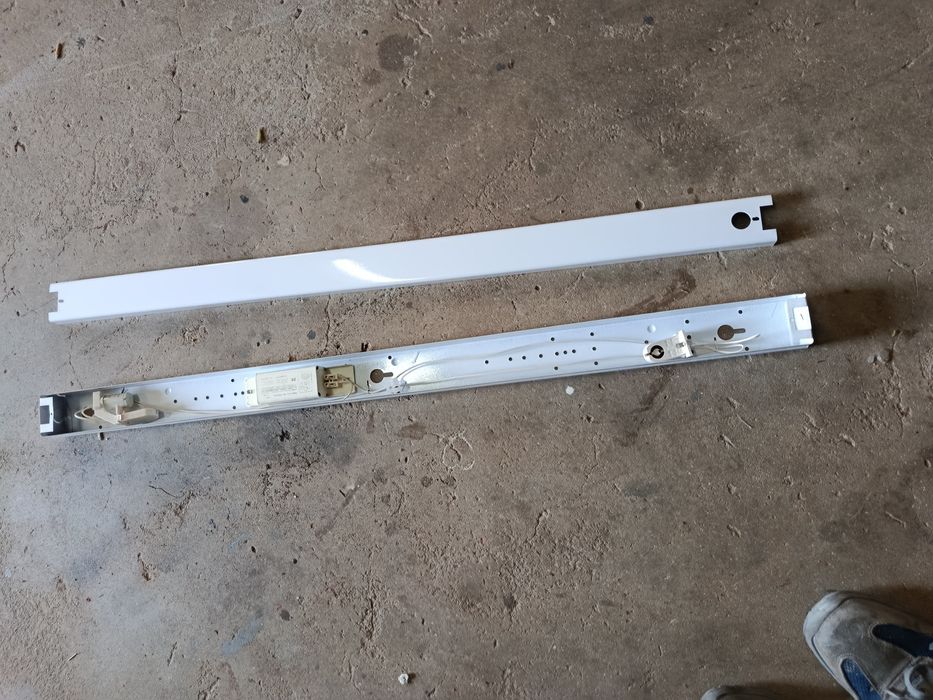 armadura de luz fluorescente ou LED sem a cobertura difusora.