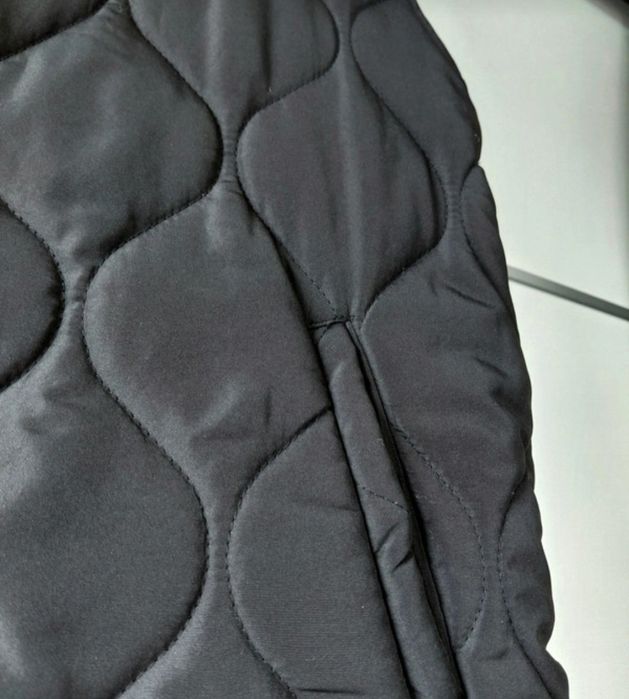 Czarny długi z kapturem bezrękawnik M