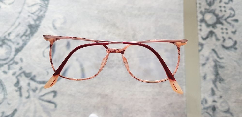 Bordowe oprawki marki Cinque