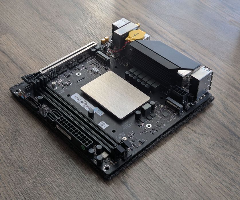 Mini-ITX i9-12900H ES (4.4Ghz boost, 14/20 потоків) DDR4, wifi, 3*nvme