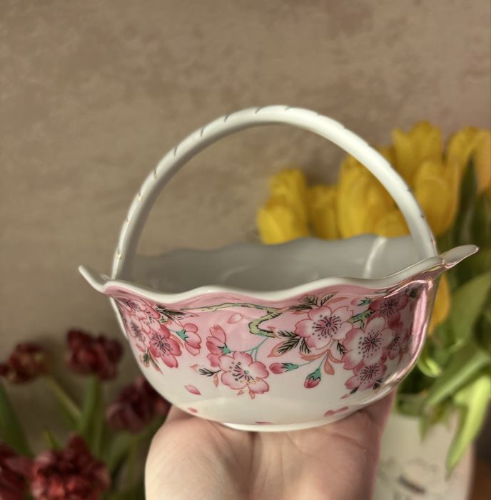 Красива фарфорова ваза