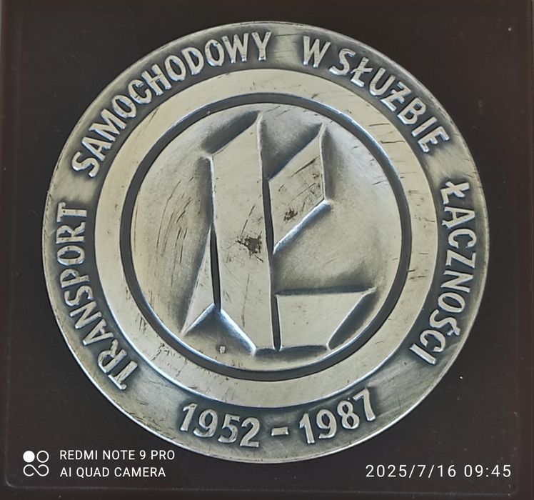 Medal i 3 odznaki. " Zasłużony Pracownik Łączności "