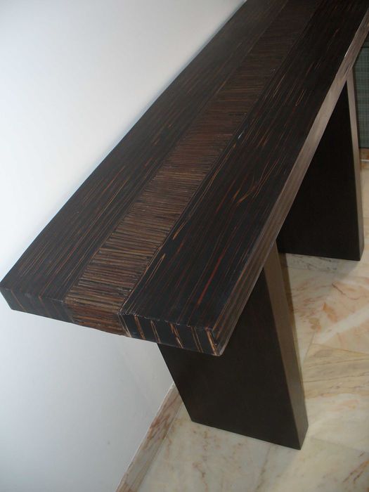 CONSOLA em madeira com decoração embutida em bambu