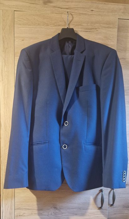 Sprzedam granatowy garnitur męski, rozmiar M (Jan Kowalski)