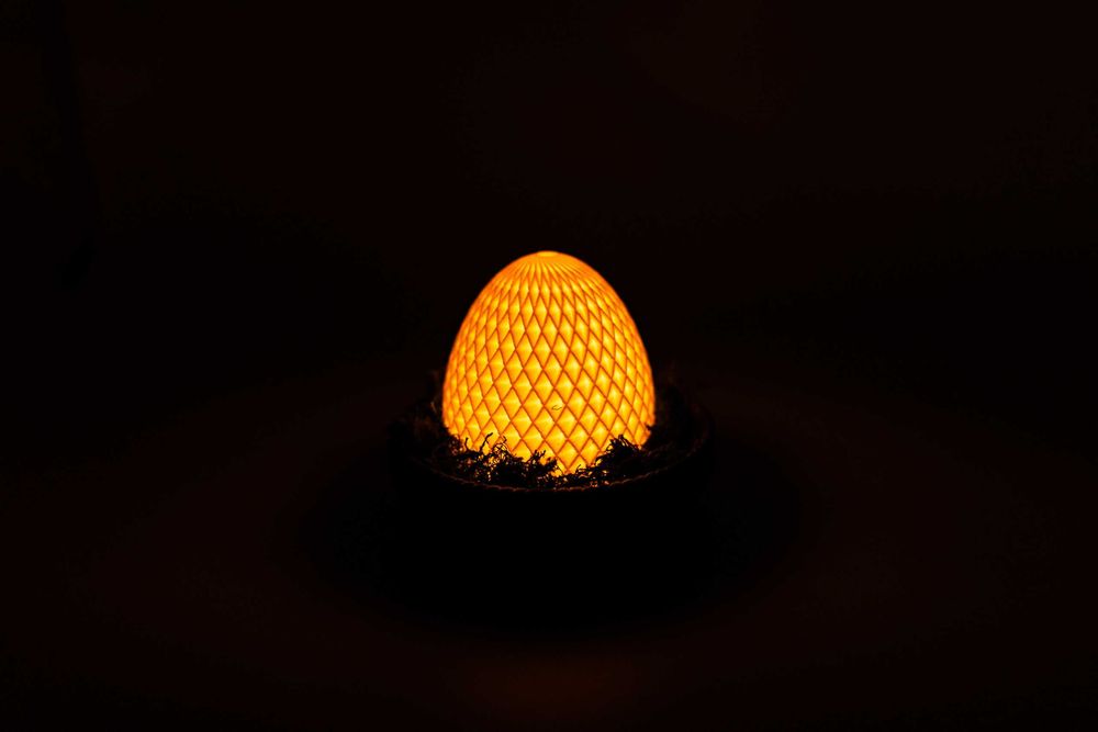 Jajko LED w Plecionym Koszyczku – Nowoczesna Dekoracja Wielkanocna 3D