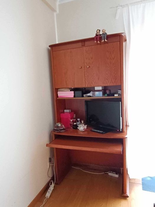 Secretária com estante