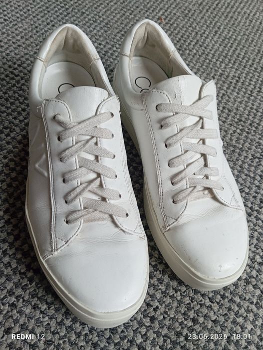 Białe sneakersy Calvin Klein z wytłoczonym logo NY r. 39