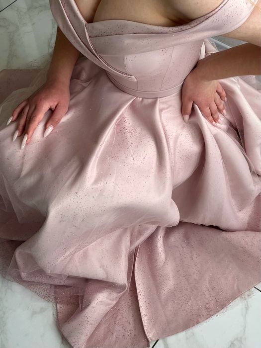 Елегантна випускна сукня кольору пудри