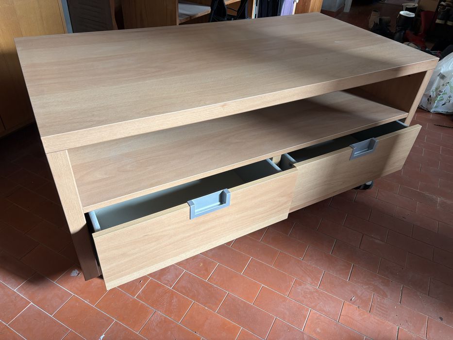 Movel TV IKEA com duas gavetas e rodas