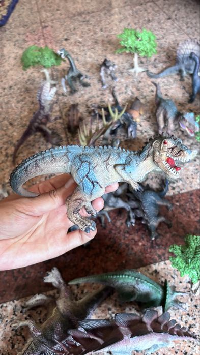 Conjunto de 19 dinossauros e 5 arvores