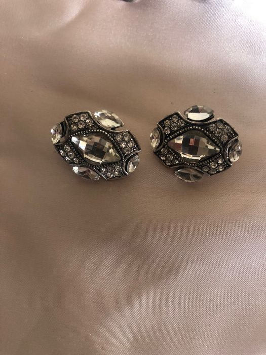 Brincos em metal e com pedras muito finos