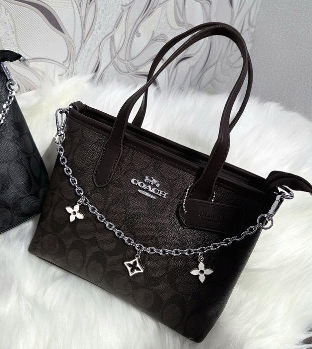 Дуже гарна новиночка, вмістка Coach  шоколад та чорна
