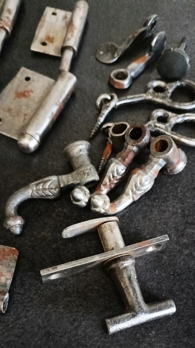 Stare Antyk  okucia okienne, klamki, zawiasy, klucze, mos