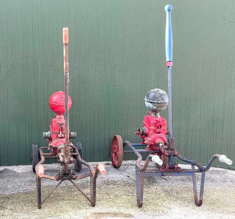 Bombas antigas, manuais de transfega, com carrinho de mão.