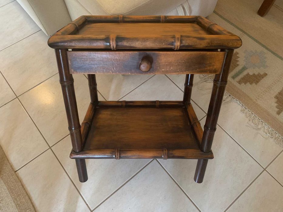 Mesa de apoio com gaveta