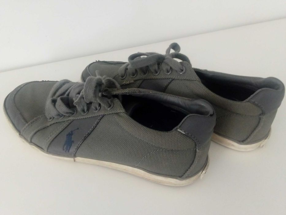 Sapatos de diferentes marcas