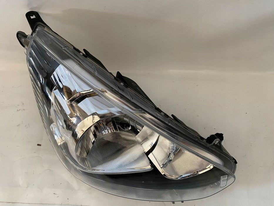 lampa prawa mitsubishi space star 8301c194