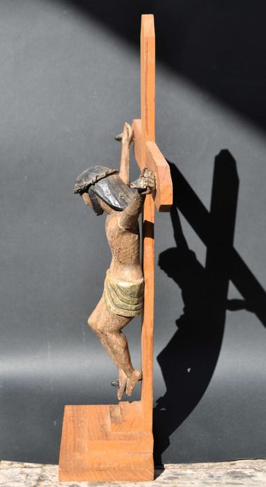 Crucifixo. Cristo em madeira.