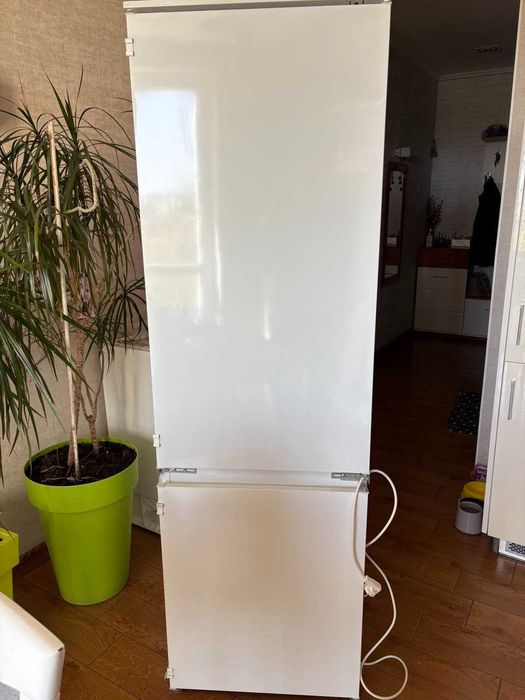 Холодильник Electrolux ENN92811BW Встраиваемый