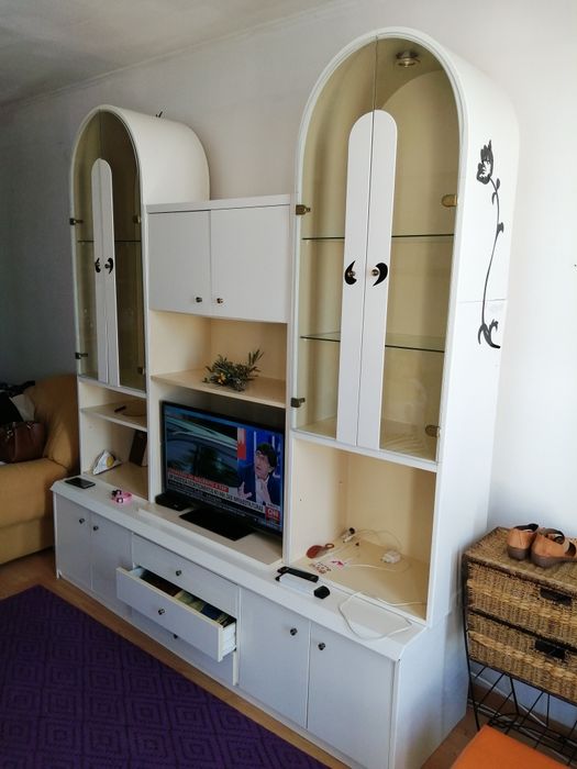 Móvel tipo estante para TV, com muita arrumação. Bom estado.