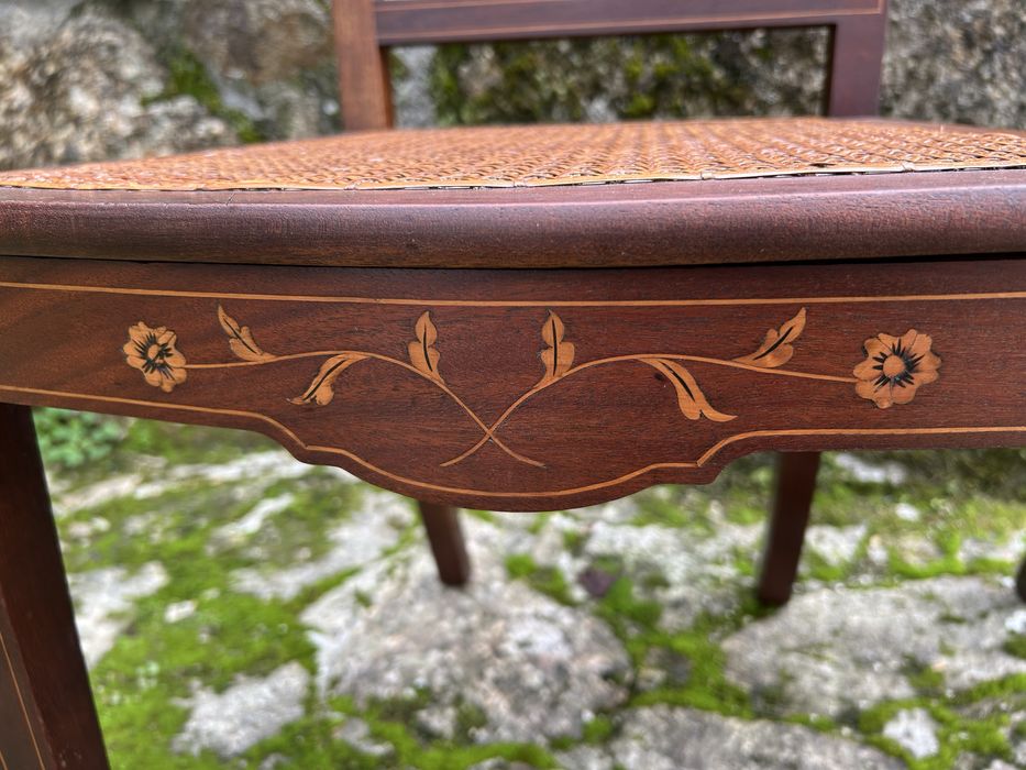 Par de cadeiras de quarto em madeira exotica com embutidos