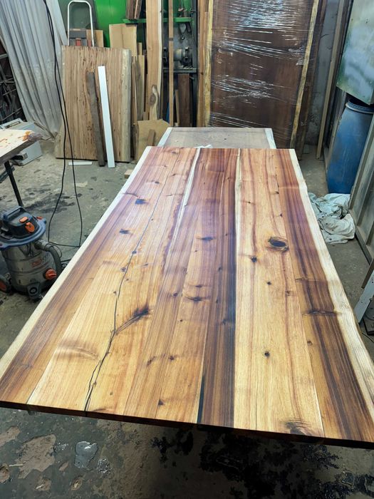 Mesa de jantar em madeira maciça, prateleiras, peças decorativas.
