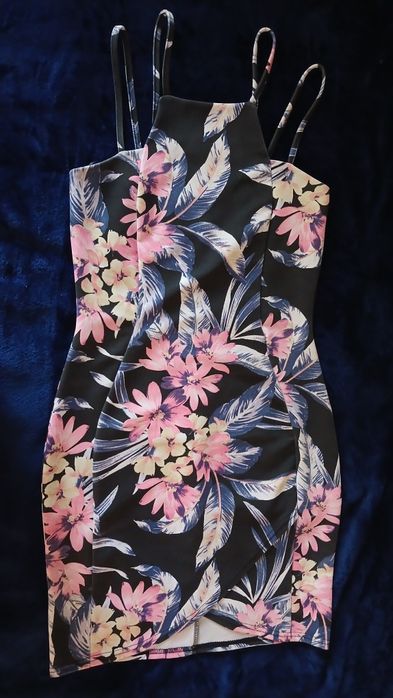 Сукня з квітами на бретельках