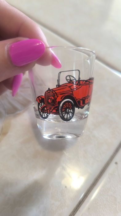 Cálice com Carro Antigo Vermelho