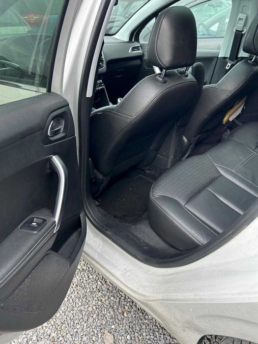 Peugeot 208 1.2 PureTech — Gasolina — Branco Pérola — 5 Portas — Para Reparação