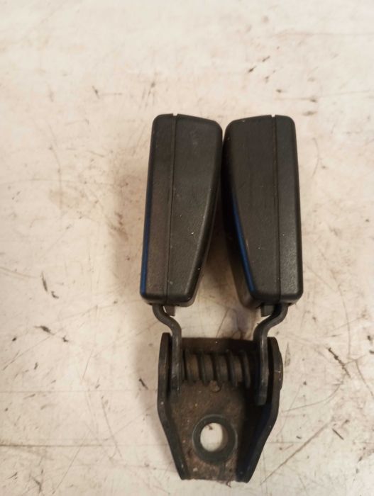 Encaixe Cinto Traseiro Duplo Central VW Scirocco / Audi TT (8J8857739H)