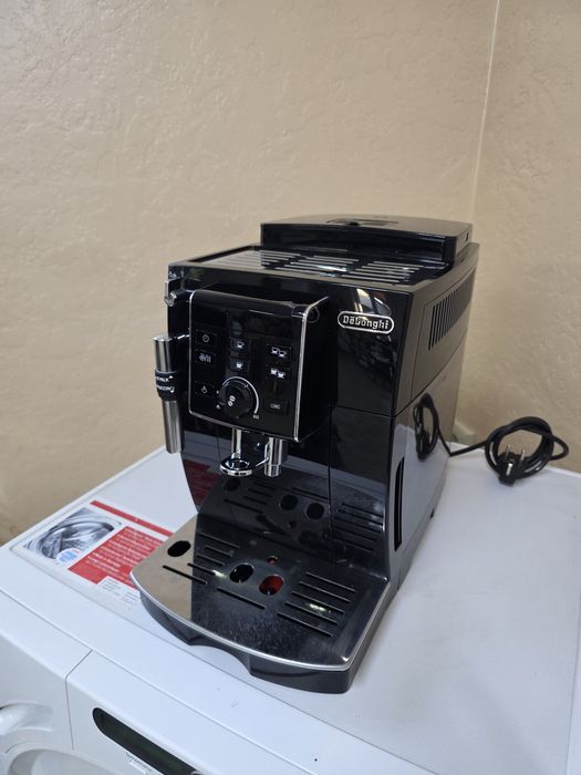 Кофемашина delonghi.