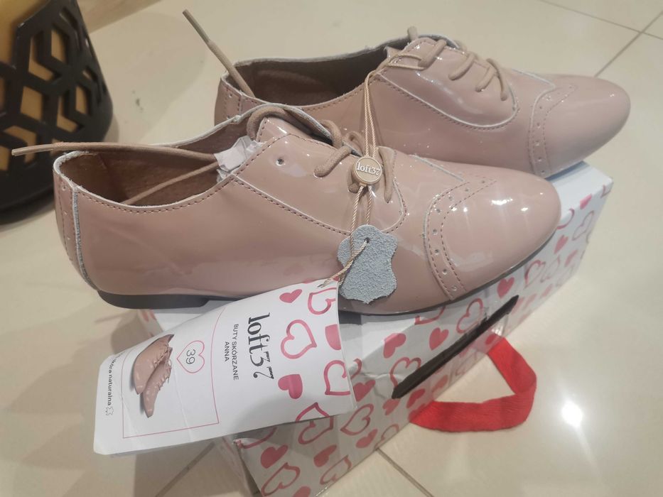 Nowe pantofle buty damskie eleganckie skórzane wiązane czółenka 39