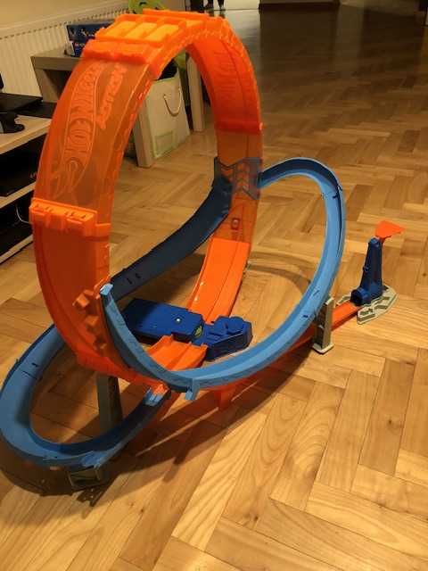 Hot wheels kaskaderska giga pętla