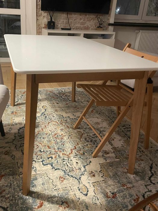 Stół JYSK drewniany z bialym blatem