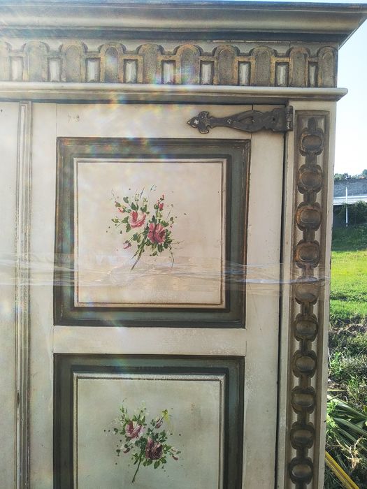 Armário antigo e móvel de canto pintado á mão com mais de 100 anos