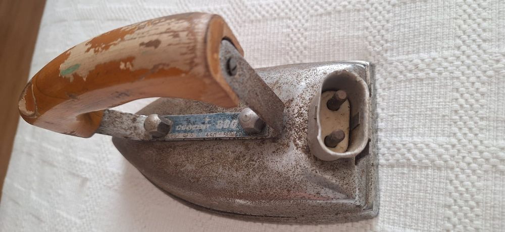 Ferro passar roupa antigo