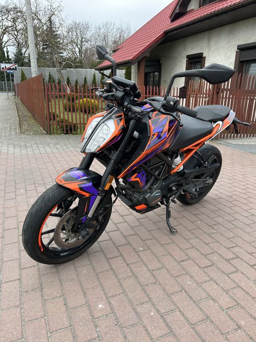 Ktm duke 125.