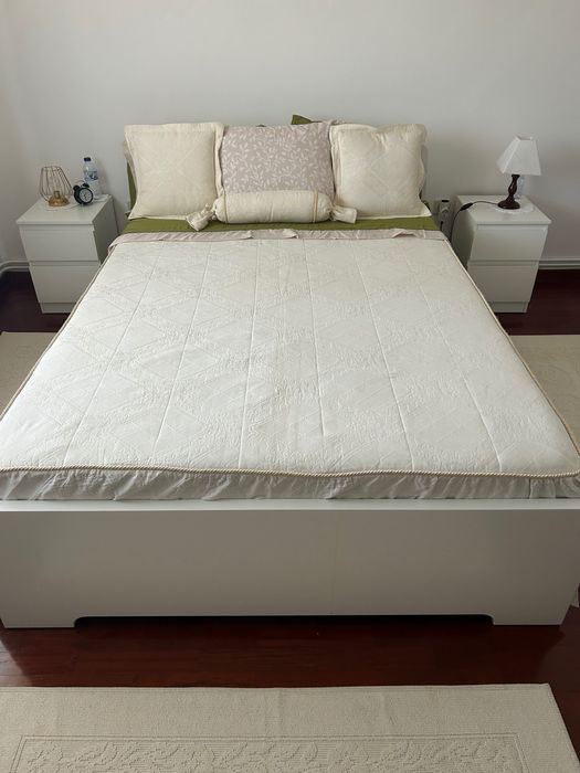 Cama branca e estrado Marca IKEA