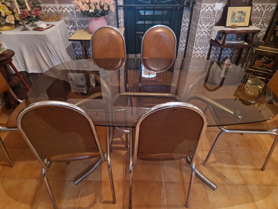 Mesa de vidro com cadeiras