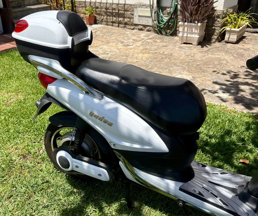 Bicicleta elétrica Yadea em excelente estado de conservação