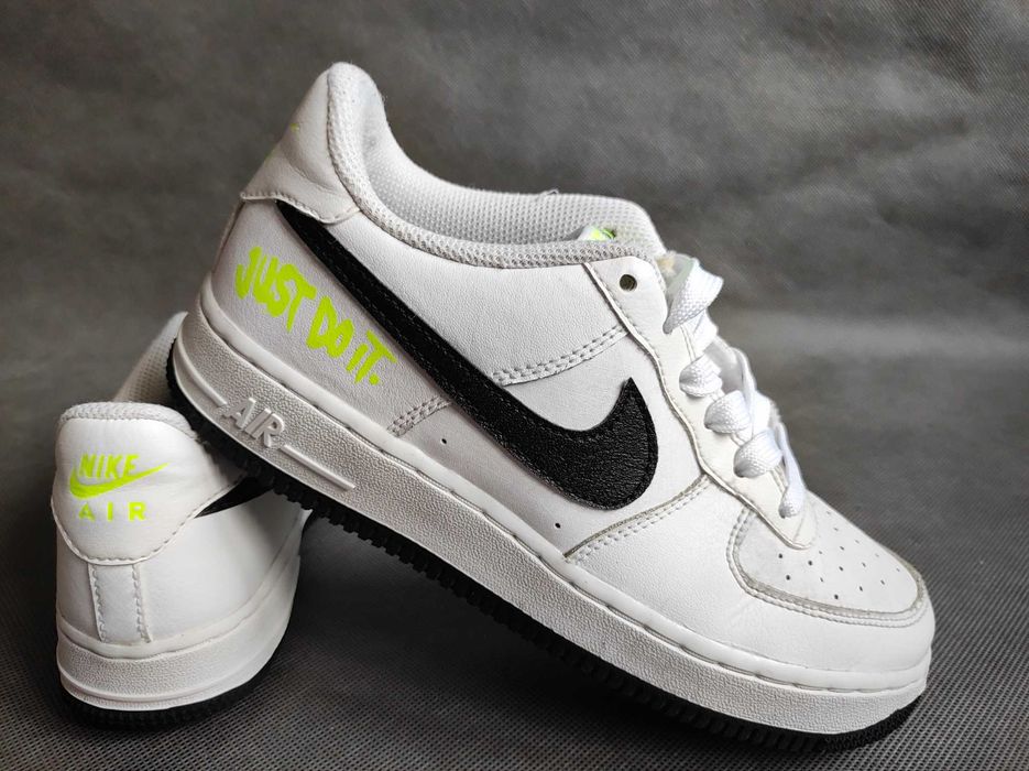 - Nike Air Force r. 37,5