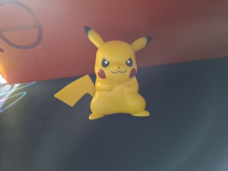 Boneco  pikachu.