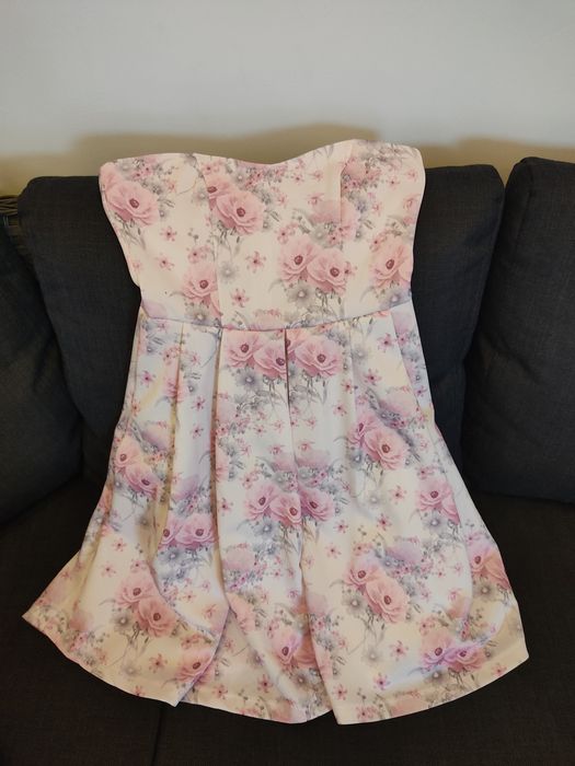 Piękna sukienka bez ramiączek w kwiaty