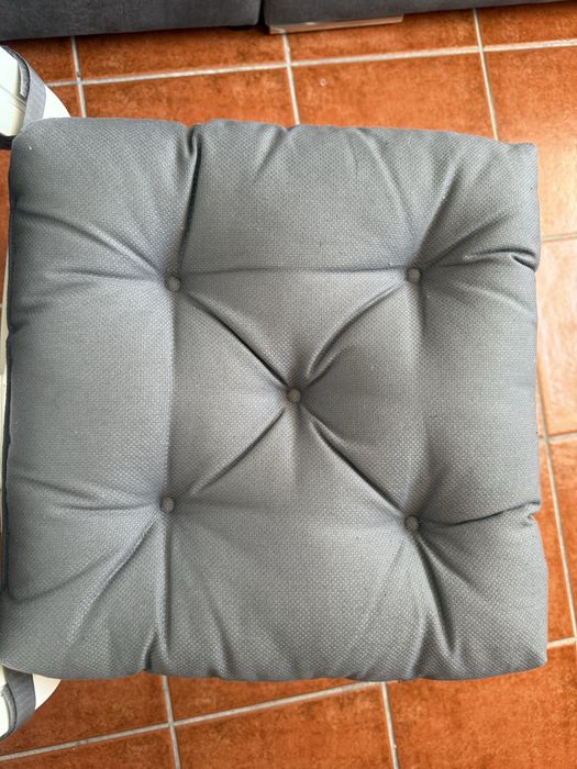 Mesa + 4 cadeiras (4 almofadas incluidas)